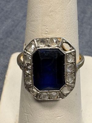 Gros plan sur une bague contenant une pierre bleue
