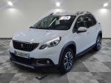 le 4x4 blanc est garé dans une grande pièce au sol en damier