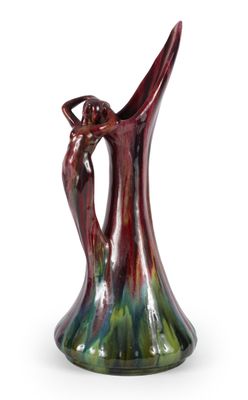 une image représentant un vase coloré sur lequel figure une femme