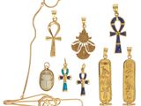 un assortiment de bijoux égyptiens comprenant un ankht, un ankht, un ankht, un ankht, un ankht, un an