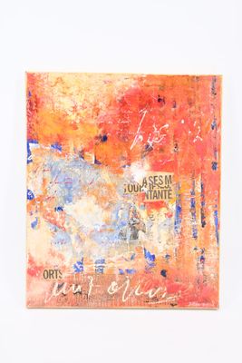 peinture représentant une œuvre abstraite aux couleurs orange et bleue sur un mur blanc