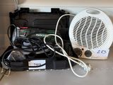 un ventilateur blanc posé sur un comptoir, à côté d'un boîtier noir
