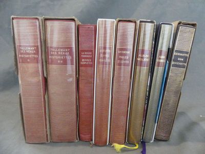 six livres sont alignés sur une surface grise