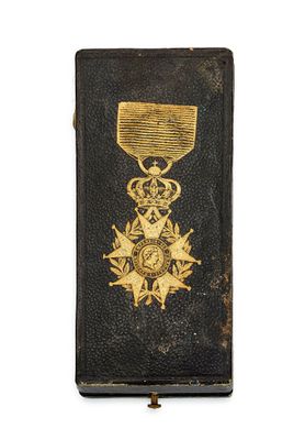 un vieux livre sur lequel repose une médaille