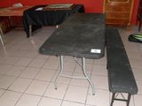 une table et un banc dans une pièce aux murs rouges