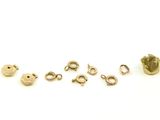 un gros plan sur un bouquet de perles métalliques dorées