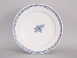 assiette bleue et blanche ornée d'un motif floral sur le bord