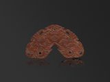une image représentant une paire de boucles d'oreilles en jade rouge sculpté