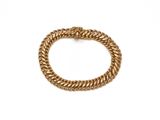 un bracelet en or sur fond blanc
