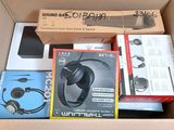 une boîte contenant tout un tas d'appareils électroniques