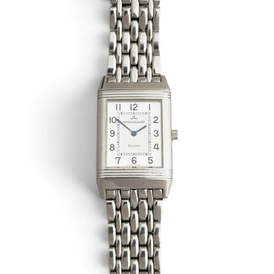 une image d'un gros plan d'une montre-bracelet sur une surface blanche