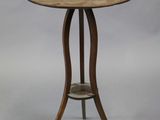 une petite table avec un plateau en bois sur fond blanc