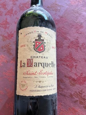 une bouteille de vin posée sur une table