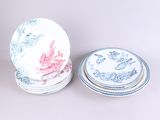 Plusieurs assiettes ornées de motifs bleus et blancs sont empilées les unes sur les autres