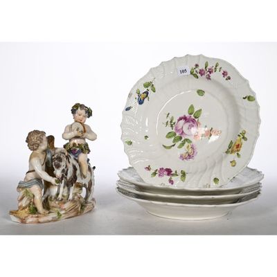 une assiette et une assiette à côté de laquelle se trouve une figurine