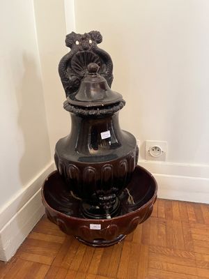 une photo d'une fontaine d'eau dans un coin d'une pièce
