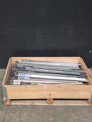 une boîte en bois contenant un tas de stylos