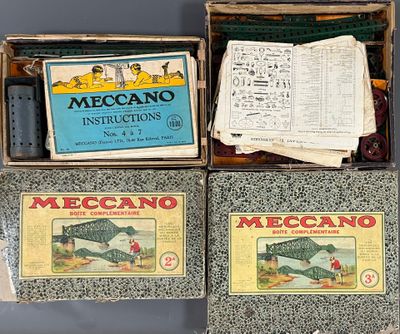 trois boîtes de notices de montage Meccano et une boîte de notices de montage Meccano