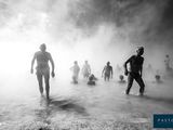 photo en noir et blanc d'un groupe de personnes dans l'eau