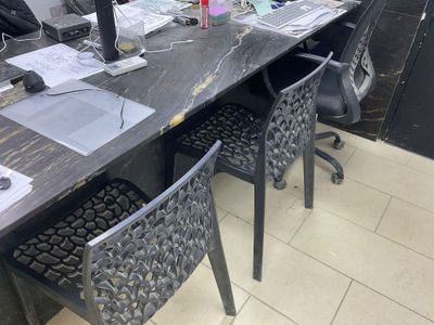 Trois fauteuils et deux chaises