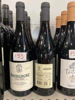 des bouteilles de vin sont alignées sur une étagère dans un magasin