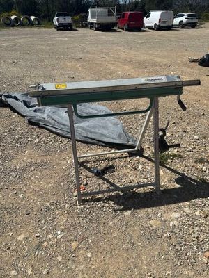 une table sur laquelle est posée une nappe, dans un parking