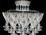 un grand nombre de verres à vin posés sur une table