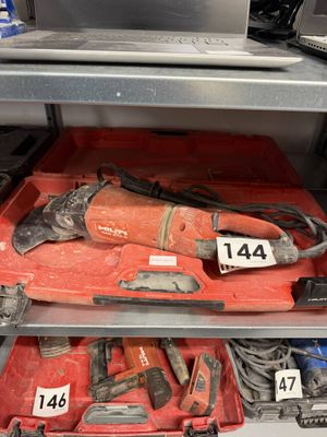 de nombreux outils sur les étagères du magasin