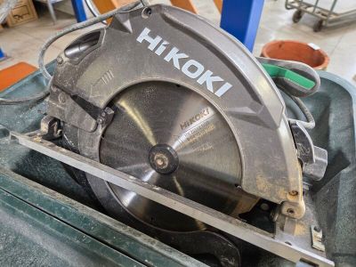 a picture of a circular saw on a table in a workshop