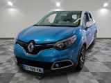 la voiture bleue est garée sur un sol en damier dans le garage