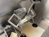 un chariot dans lequel se trouve un morceau de fromage