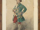 une vieille photo d'un homme vêtu d'un manteau vert et d'un short rouge