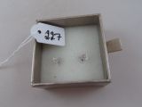 une petite boîte contenant une paire de boucles d'oreilles