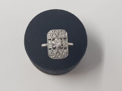 une photo d'une bague en diamant posée sur un écrin noir