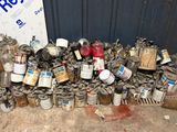 un tas de boîtes de conserve et de pots de peinture par terre