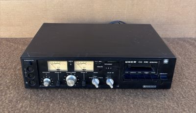 un gros plan d'une radio posée sur une surface recouverte de moquette