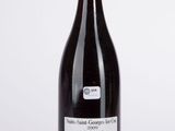une bouteille de vin posée sur une table