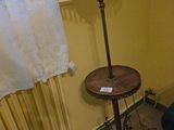 une lampe posée sur une table dans une pièce
