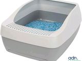 un gros plan sur une gamelle contenant de l'eau bleue