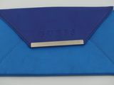 un gros plan d'une enveloppe bleue sur laquelle figure un nom