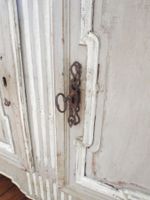 BUFFET BAS en bois naturel mouluré, sculpté et relaqué gris,… (photo 5)