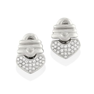 une paire de boucles d'oreilles en diamant en forme de cœur sur fond blanc