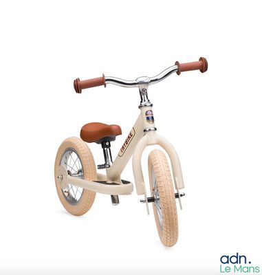 une image représentant un tricycle muni d'un panier à l'arrière
