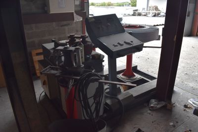 une machine posée sur un chariot dans un garage