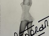une vieille photo en noir et blanc d'une femme portant un corset