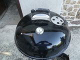une grille noire posée sur le trottoir devant l'entrée