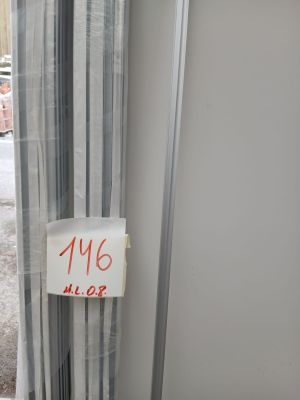 une affiche sur la porte d'un immeuble indiquant « 4 00 »