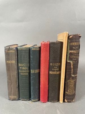 plusieurs vieux livres sont alignés sur une table