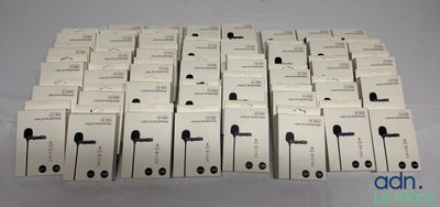 un gros plan sur un lot de boîtes blanches munies de poignées noires