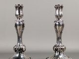 une paire de bougeoirs anciens en argent sur fond gris